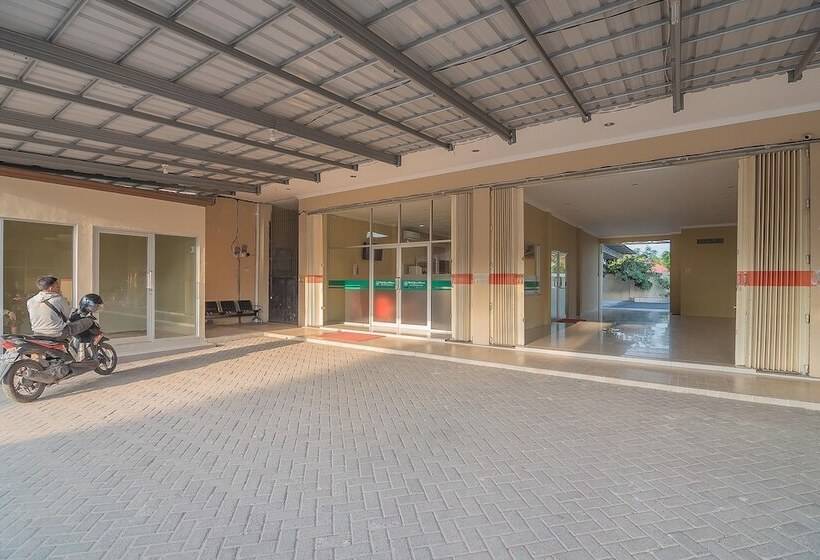 پانسیون Reddoorz Plus Near Syamsudin Noor Airport 3