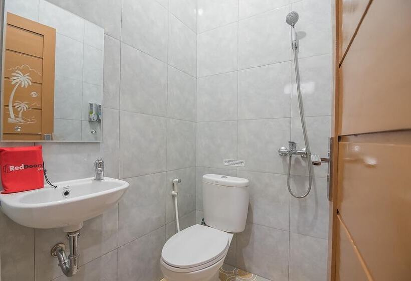 پانسیون Reddoorz Plus Near Syamsudin Noor Airport 3