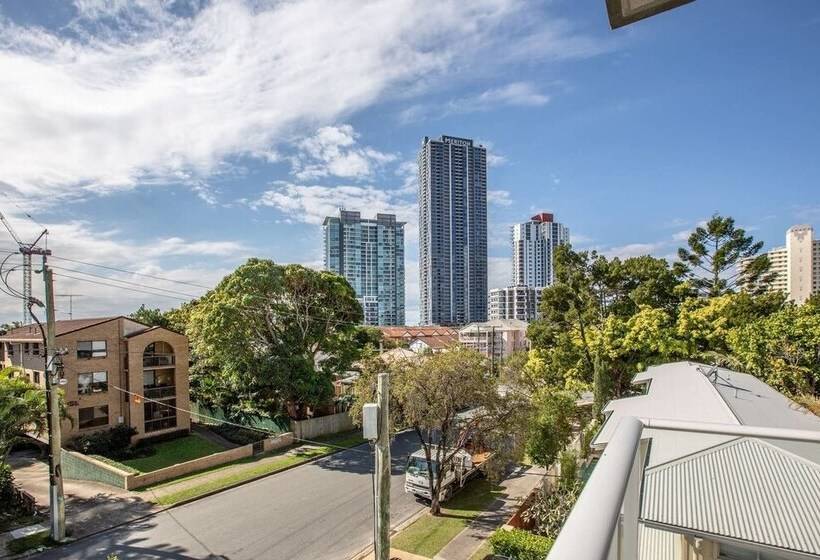 Wow Southport Apartment Near Light Rail Station
