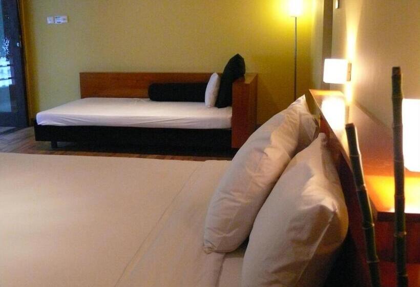 هتل Javacove Beach