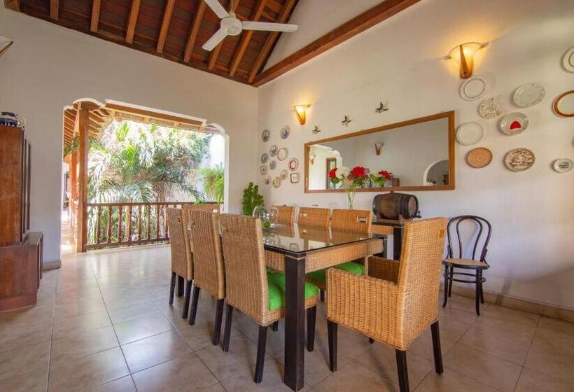 هتل Casa Del Tejadillo