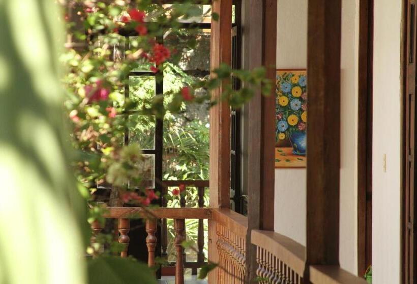 هتل Casa Del Tejadillo