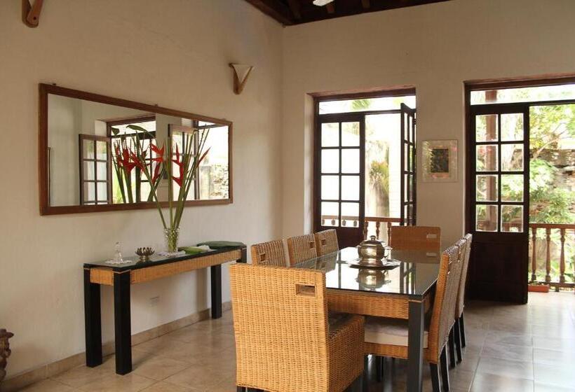 هتل Casa Del Tejadillo