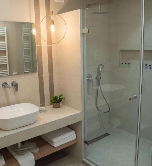 هتل Paralimnio Suites