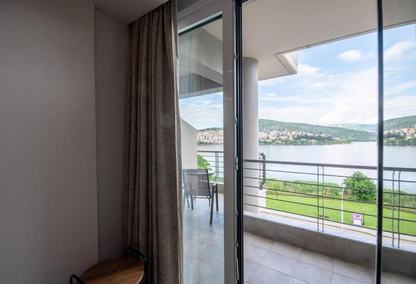 هتل Paralimnio Suites