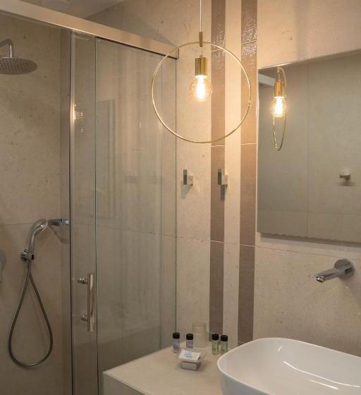 هتل Paralimnio Suites