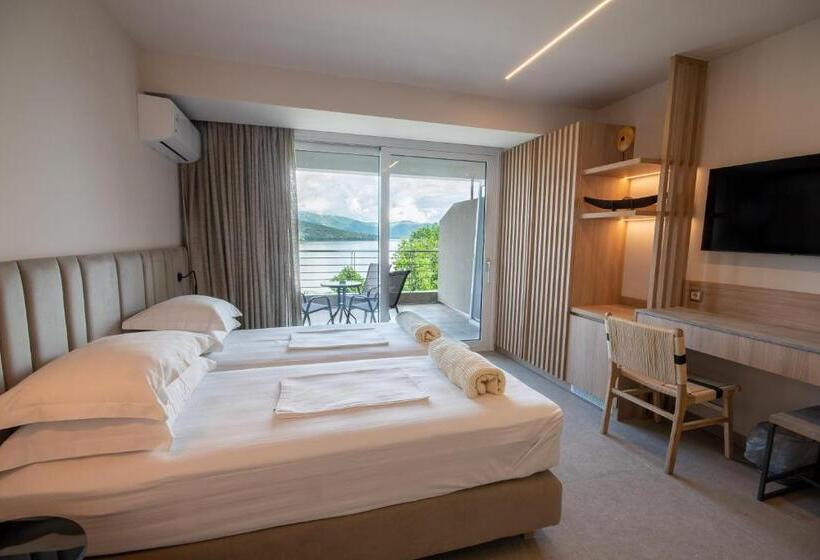 هتل Paralimnio Suites