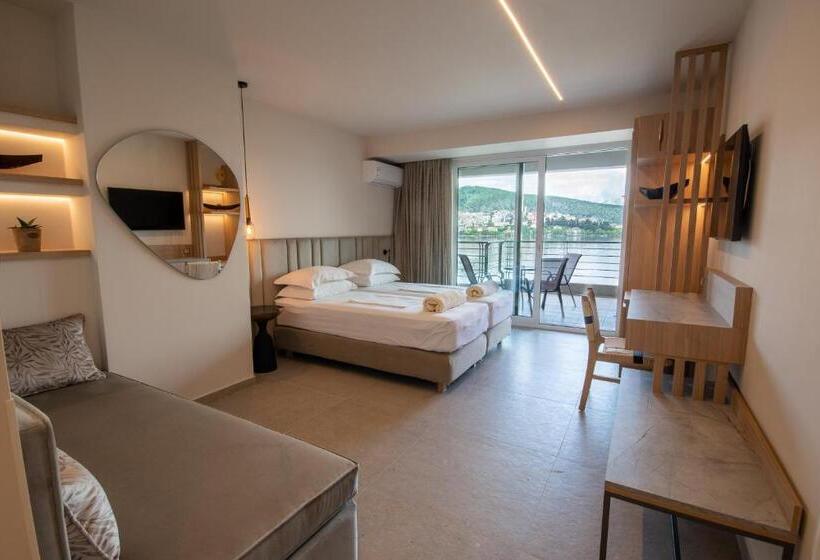 هتل Paralimnio Suites