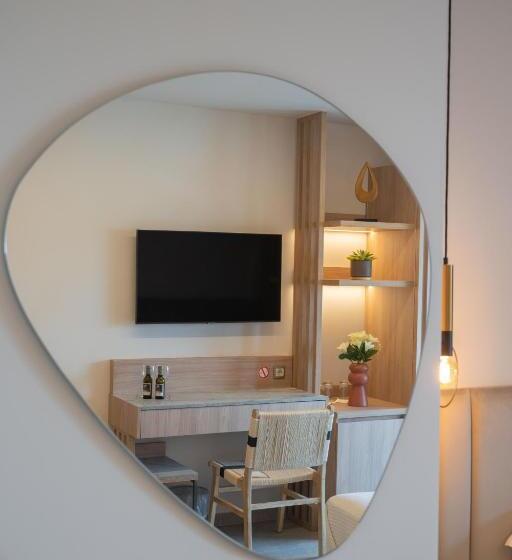 هتل Paralimnio Suites