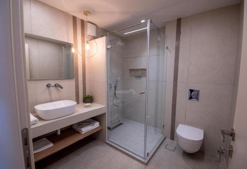هتل Paralimnio Suites