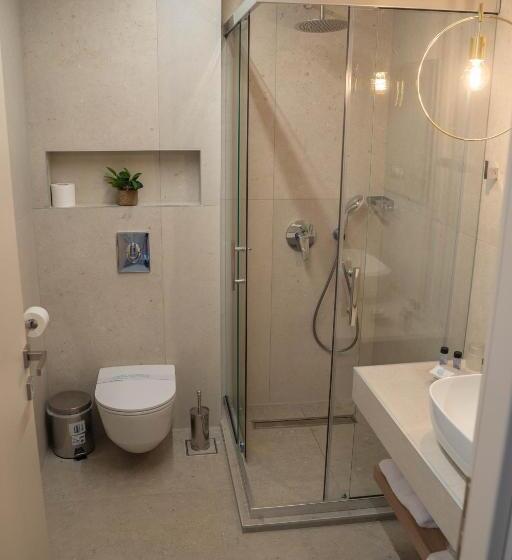 هتل Paralimnio Suites