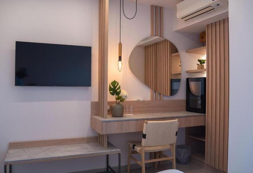 هتل Paralimnio Suites