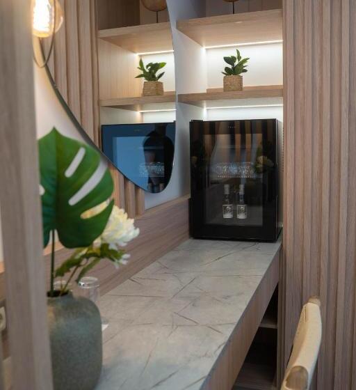 هتل Paralimnio Suites