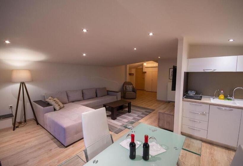 هتل Paralimnio Suites