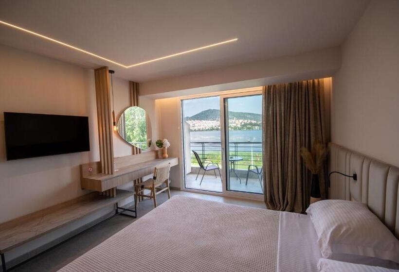 هتل Paralimnio Suites
