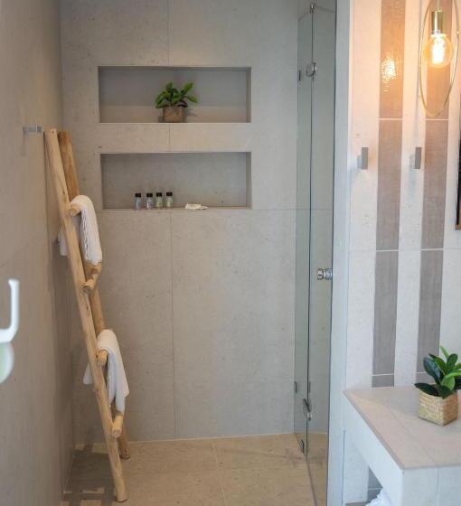 هتل Paralimnio Suites