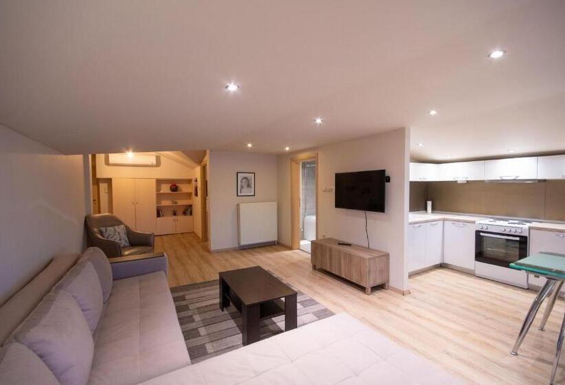 هتل Paralimnio Suites