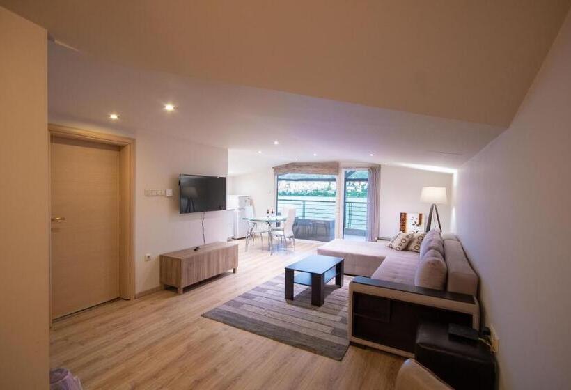 هتل Paralimnio Suites