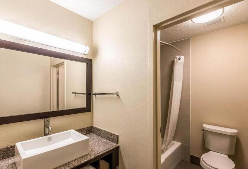 Отель Colby Inn And Suites