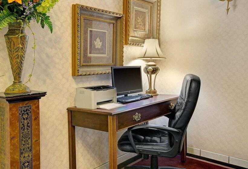 هتل Days Inn & Suites By Wyndham Hickory