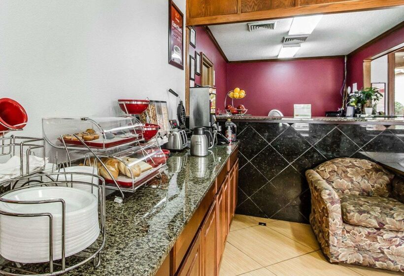 هتل Econo Lodge Inn & Suites Enterprise
