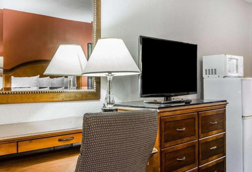 هتل Econo Lodge Inn & Suites Enterprise