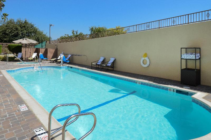 هتل Holiday Inn Express & Suites Pasadena Los Angeles, An Ihg