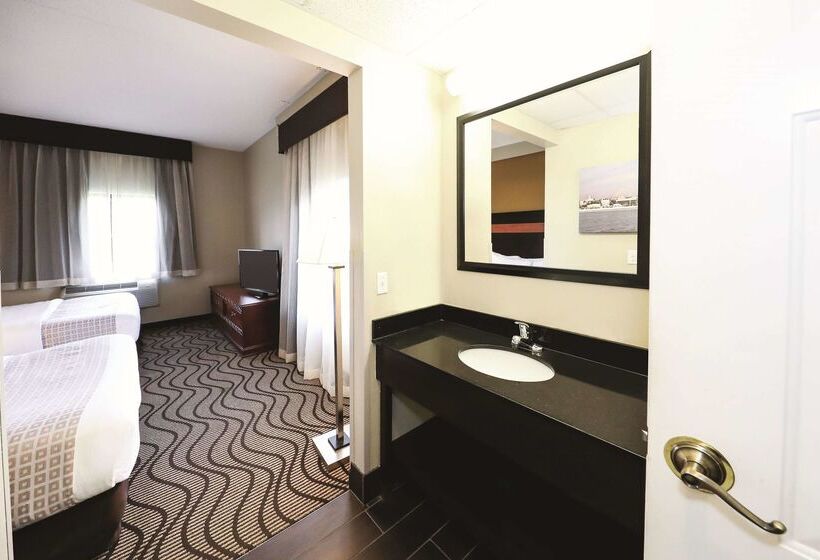 هتل La Quinta Inn By Wyndham Sandusky Near Cedar Point