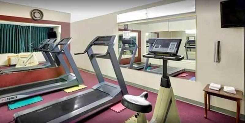 Отель Norwood Inn And Suites Worthington