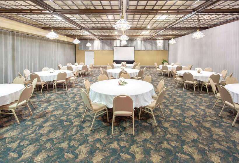 فندق Ramada  & Conference Center By Wyndham Lewiston