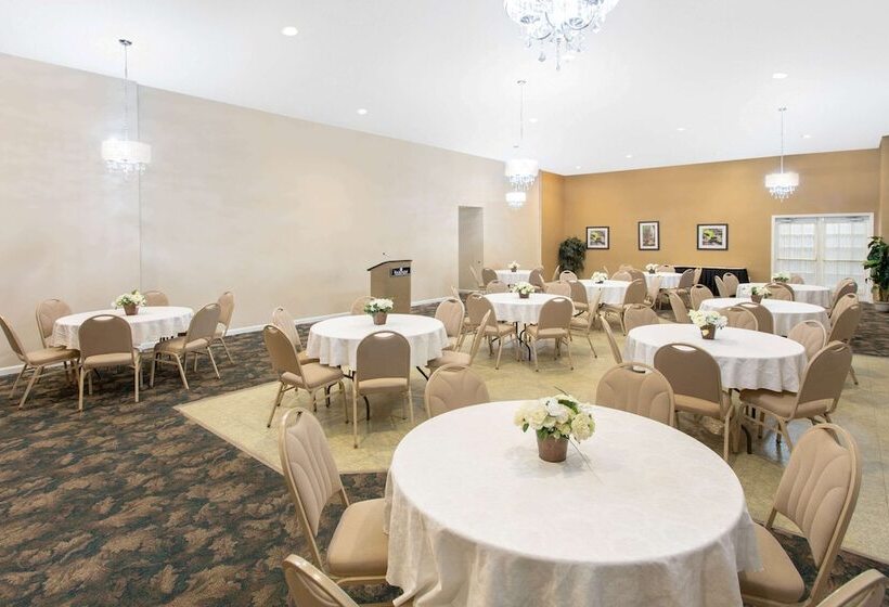 Ramada Hotel & Conference Center By Wyndham Lewiston