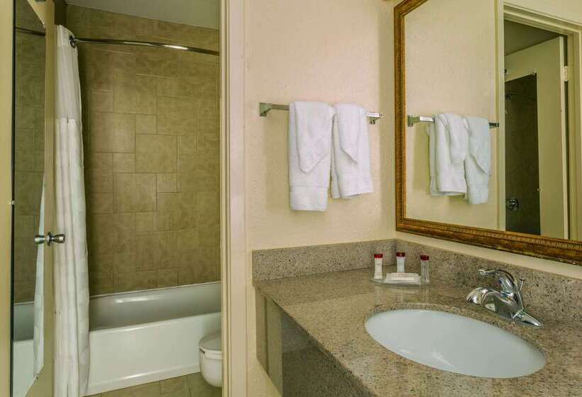 هتل Ramada By Wyndham Houma