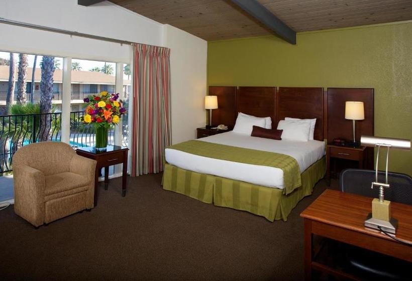 Отель Ramada By Wyndham San Diego North & Conference Center