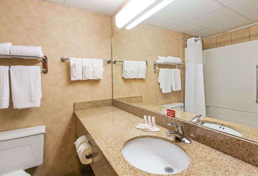 هتل Ramada By Wyndham Sioux Falls Airport   Waterpark Resort & Event Center
