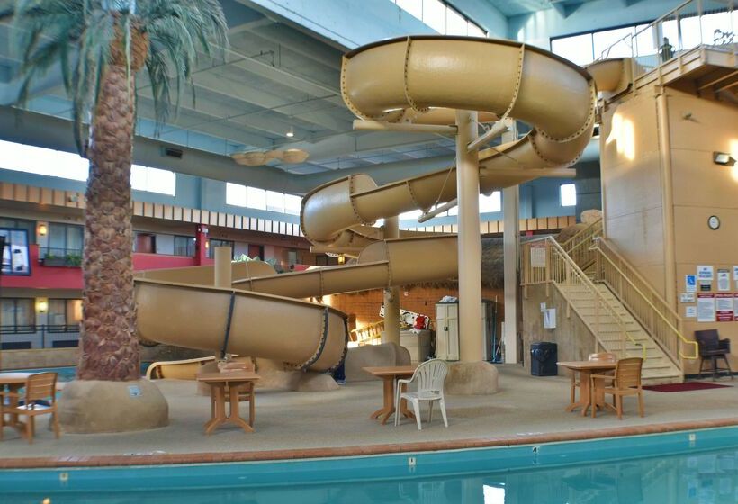 هتل Ramada By Wyndham Sioux Falls Airport   Waterpark Resort & Event Center