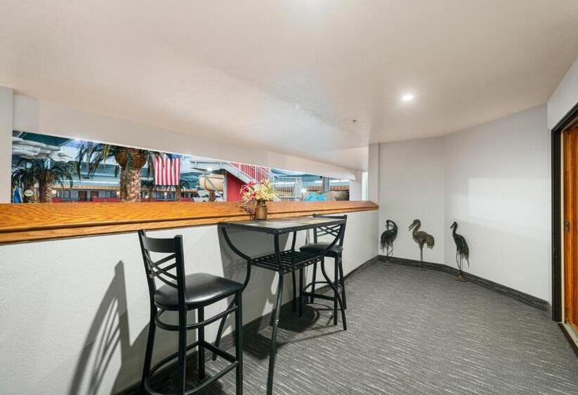 هتل Ramada By Wyndham Sioux Falls Airport   Waterpark Resort & Event Center