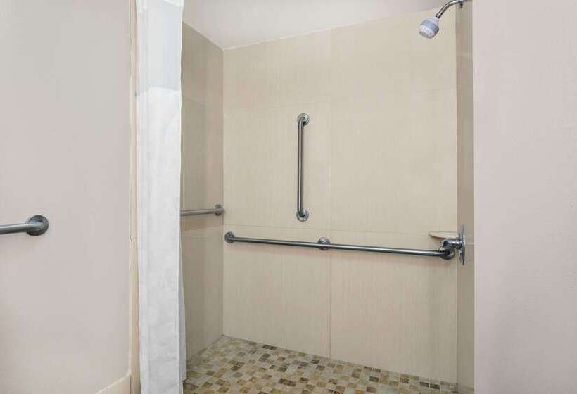 هتل Ramada By Wyndham Tuscaloosa