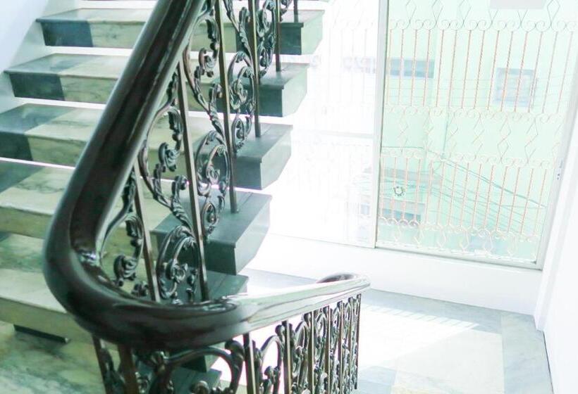 هتل The Grand Palace Hostel