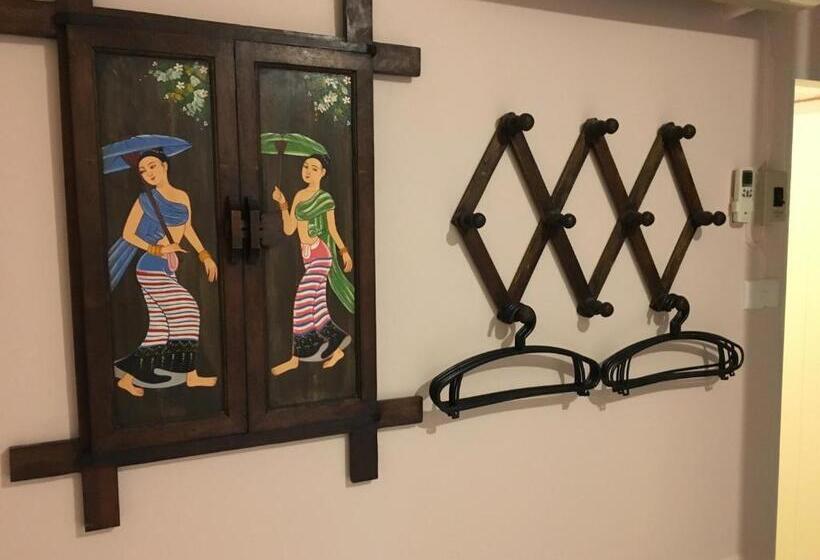 هتل The Grand Palace Hostel
