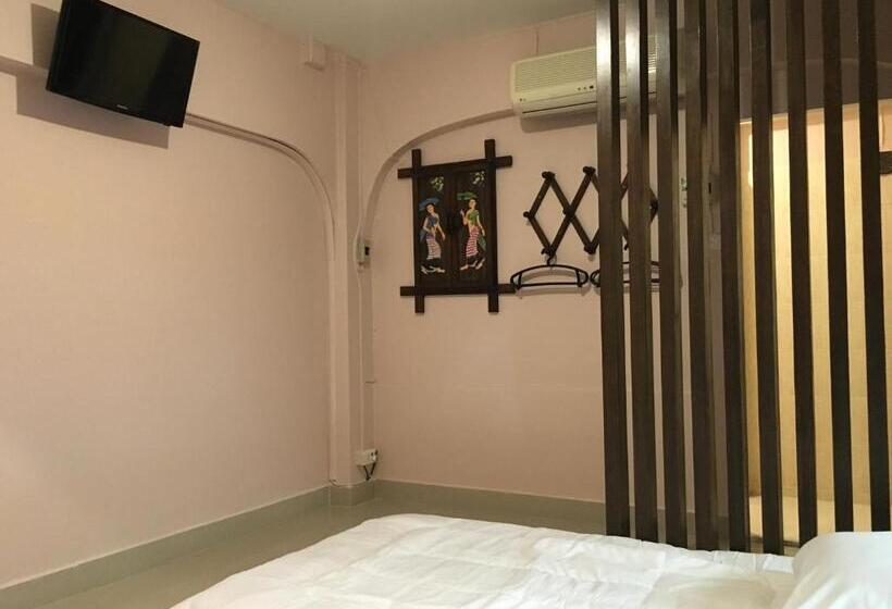 هتل The Grand Palace Hostel