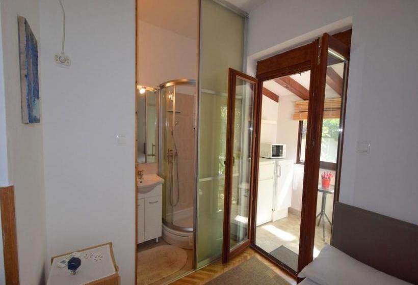 Пансион Apartment And Room Mila
