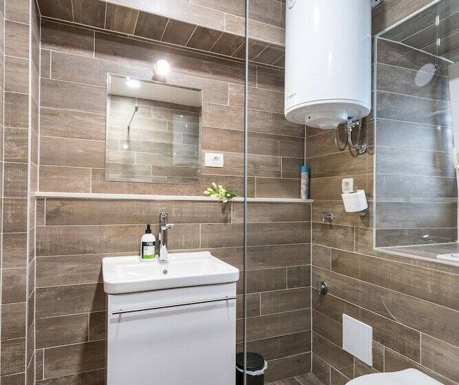 پانسیون Apinelo Port Rooms