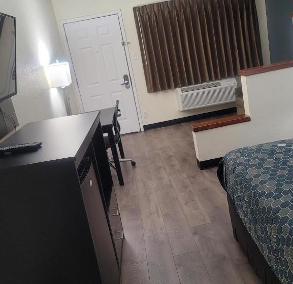 هتل Econo Lodge Inn & Suites Downtown San Antonio Riverwalk Area