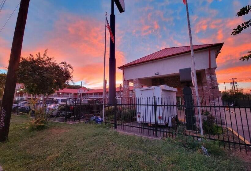 هتل Econo Lodge Inn & Suites Downtown San Antonio Riverwalk Area