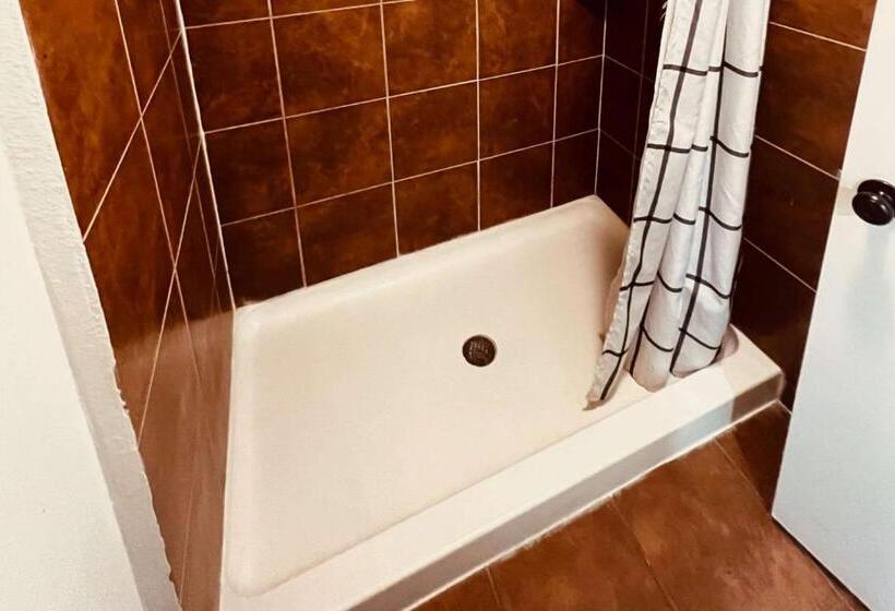 هتل Econo Lodge Inn & Suites Downtown San Antonio Riverwalk Area