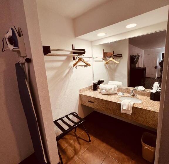 هتل Econo Lodge Inn & Suites Downtown San Antonio Riverwalk Area