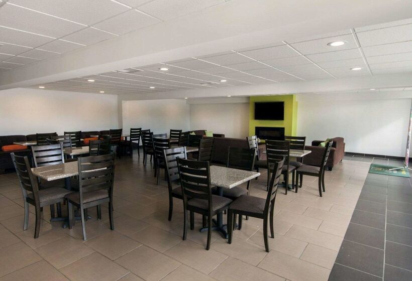هتل Quality Inn & Suites Airport