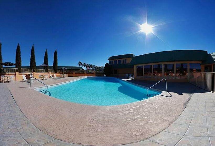 هتل Quality Inn & Suites Airport