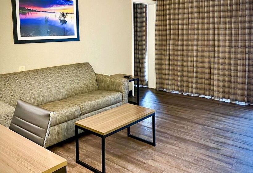 هتل Quality Inn & Suites Airport