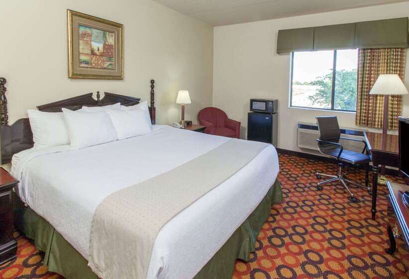 Отель Ramada By Wyndham Bolingbrook